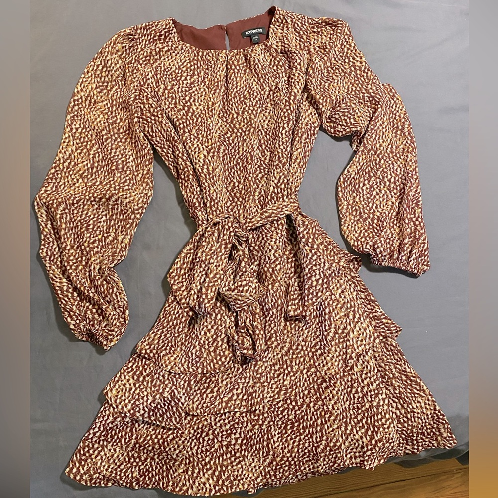 Express pleated metallic gold/burgundy/white speckled pattern dress belted waist